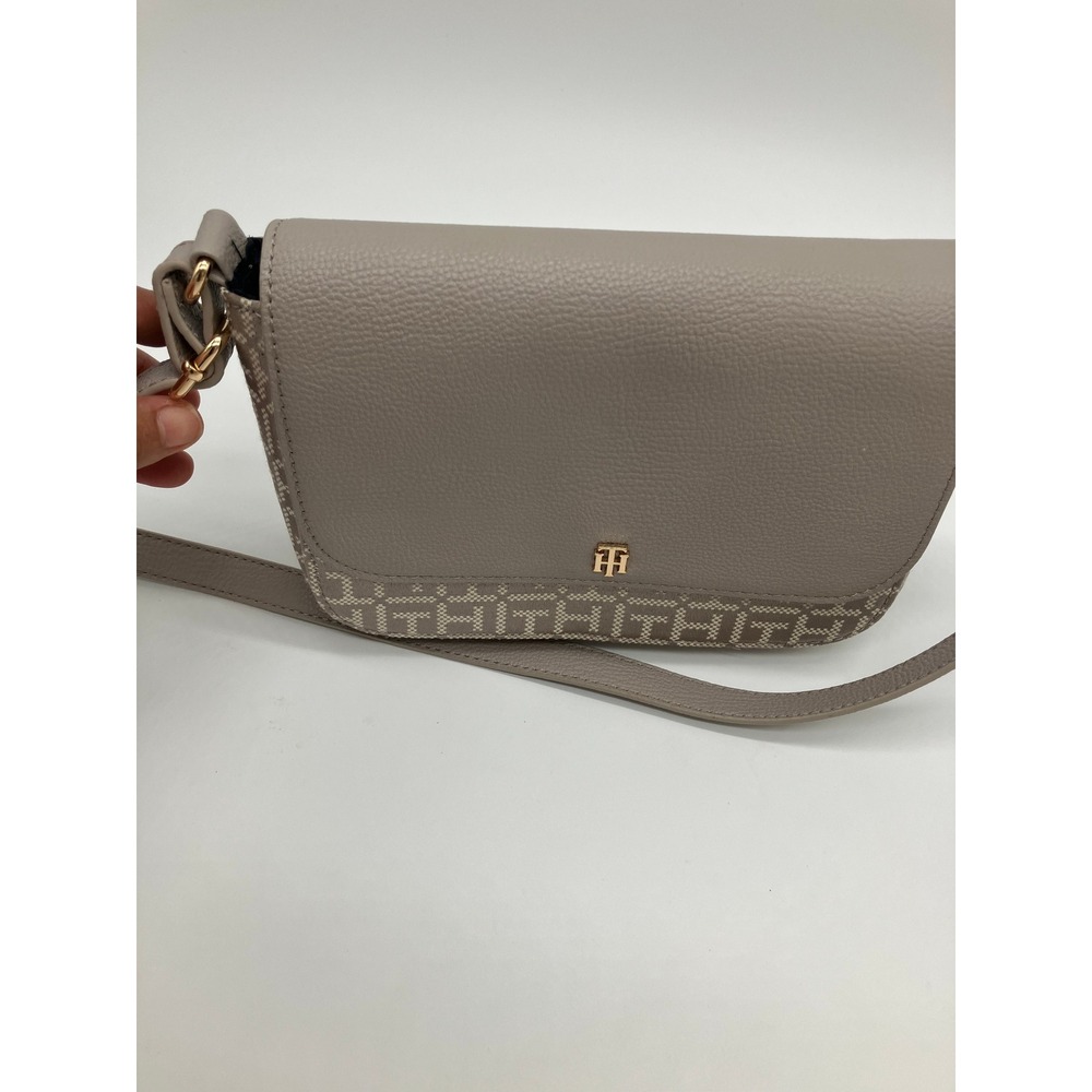 Tommy Hilfiger Beige Monogram‎ Pebbled Crossbody Bag Gold TH Logo Purse Womens